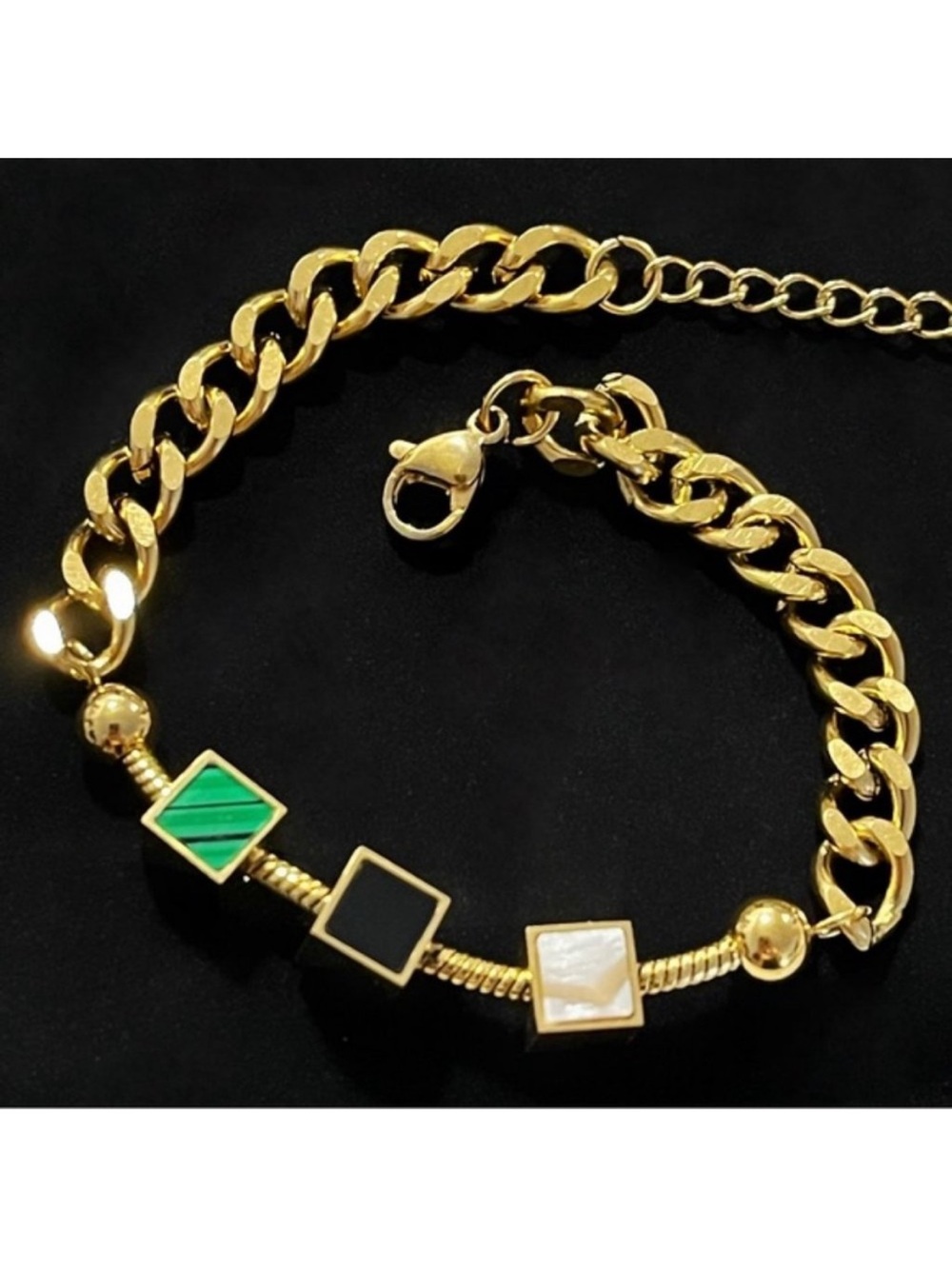 🎉🌺✨NWOT Beautiful 18K Gold Plated Bracelet with cubes